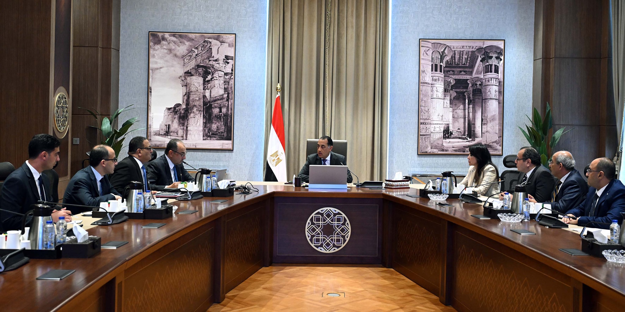 رئيس الوزراء في اجتماع مع وزير قطاع الأعمال