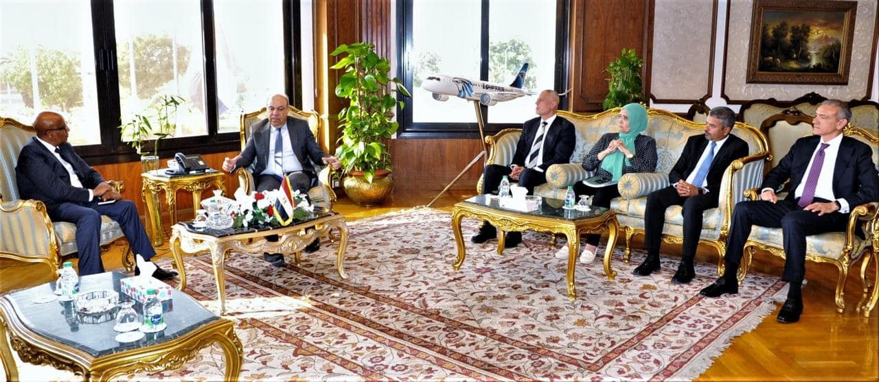 وزير الطيران المدني يجتمع مع وفد شركة بوينج العالمية