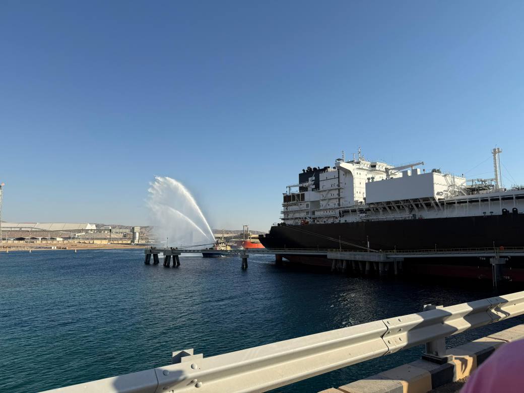 وزير البترول يتفقد بدء تجارب التشغيل لسفينة التغييز إنرجوس فورس