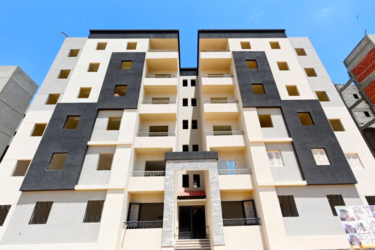 وزير الإسكان يتفقد وحدات مبادرة سكن لكل المصريين ببرج العرب
