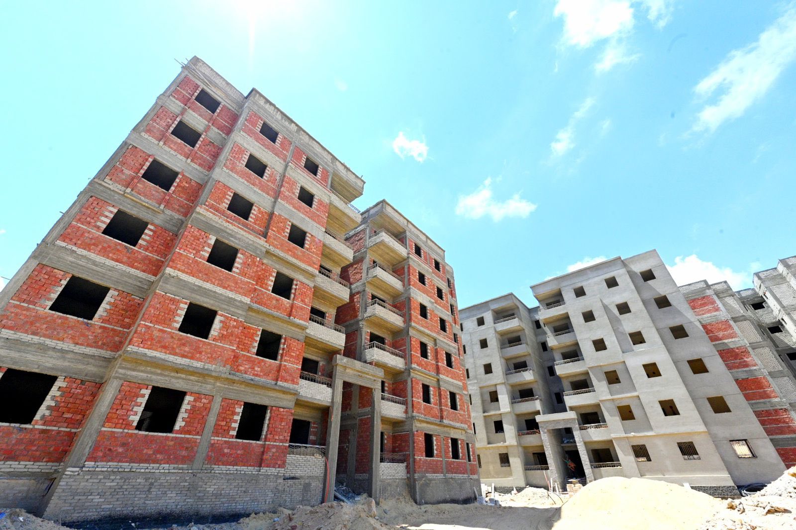 وزير الإسكان يتفقد وحدات مبادرة سكن لكل المصريين ببرج العرب