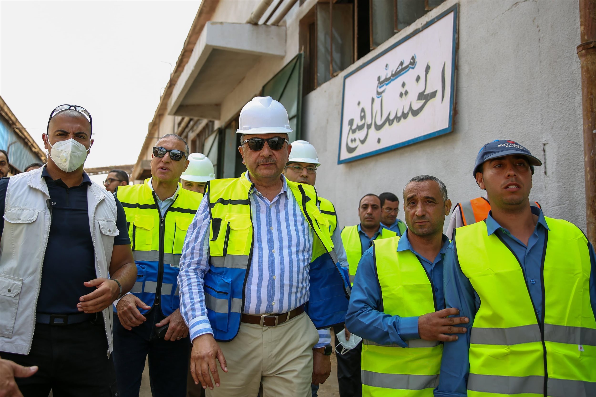 وزير قطاع الأعمال يتفقد مصانع شركة طنطا للكتان والزيوت