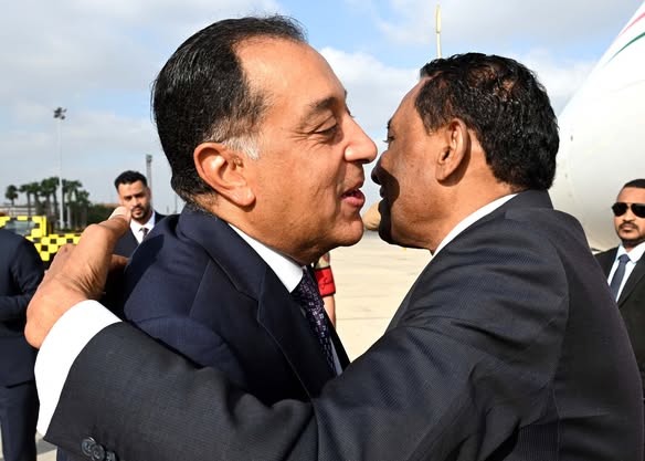 رئيس الوزراء يستقبل نظيره السوداني بمطار القاهرة الدولي