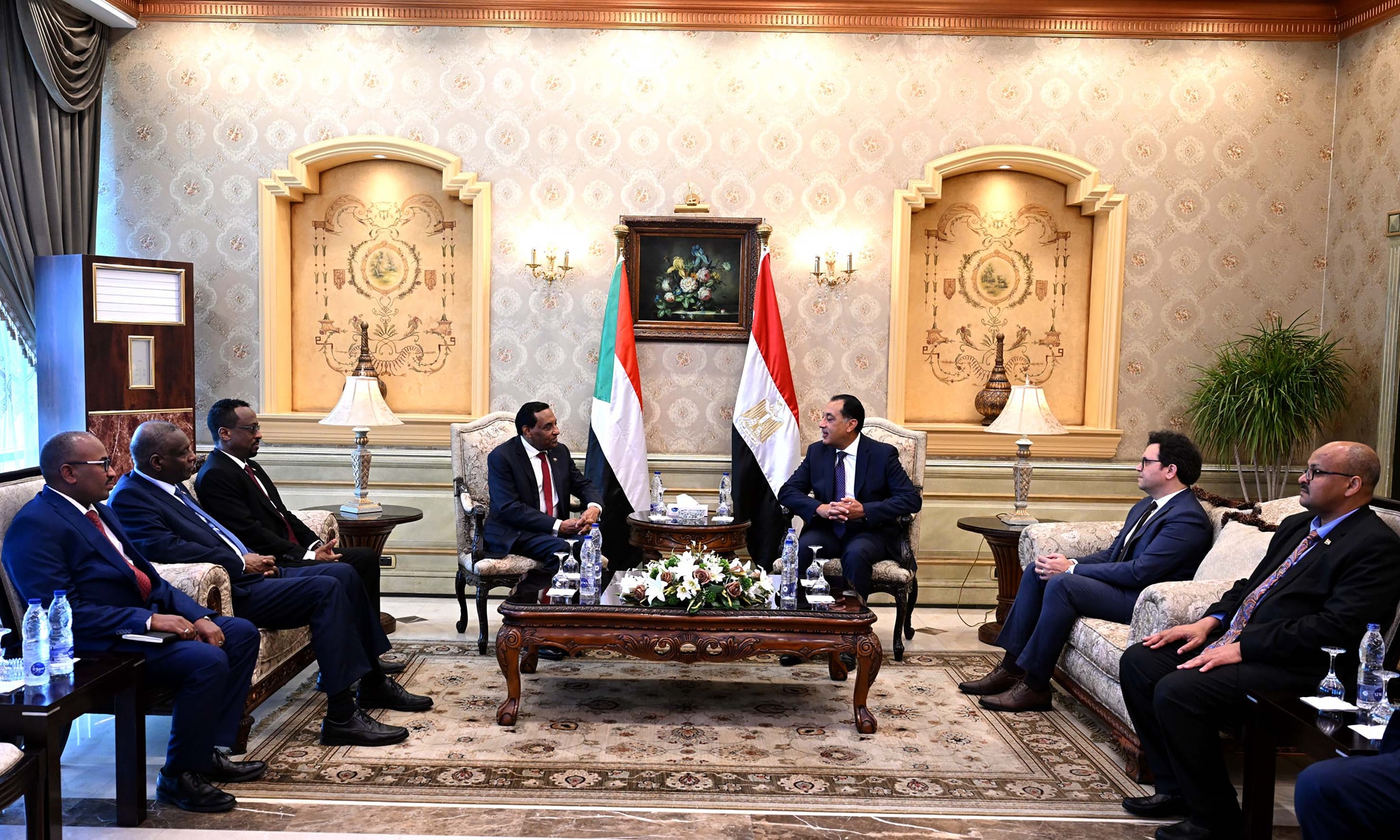 رئيس الوزراء يستقبل نظيره السوداني بمطار القاهرة الدولي
