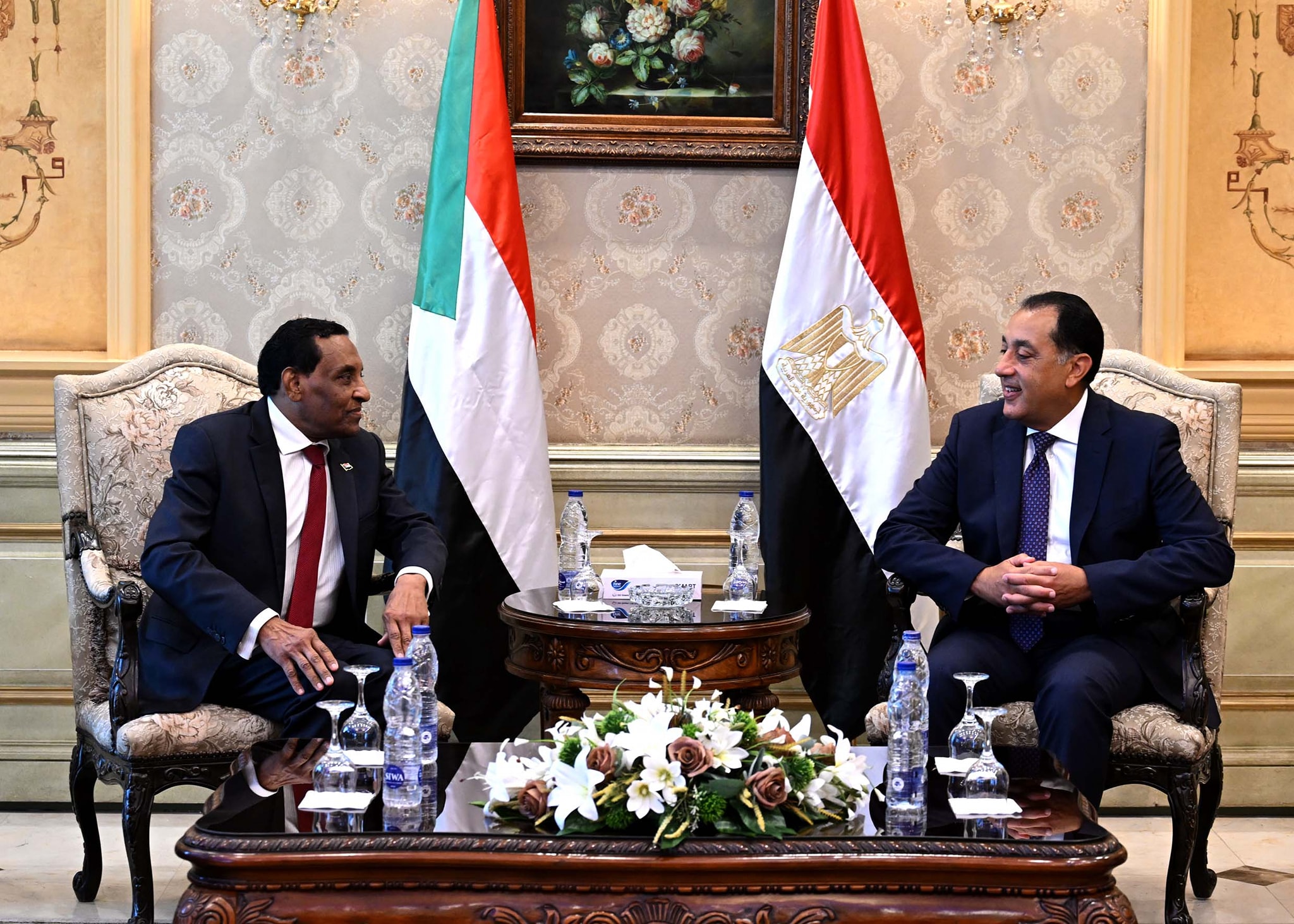 رئيس الوزراء يستقبل نظيره السوداني بمطار القاهرة الدولي