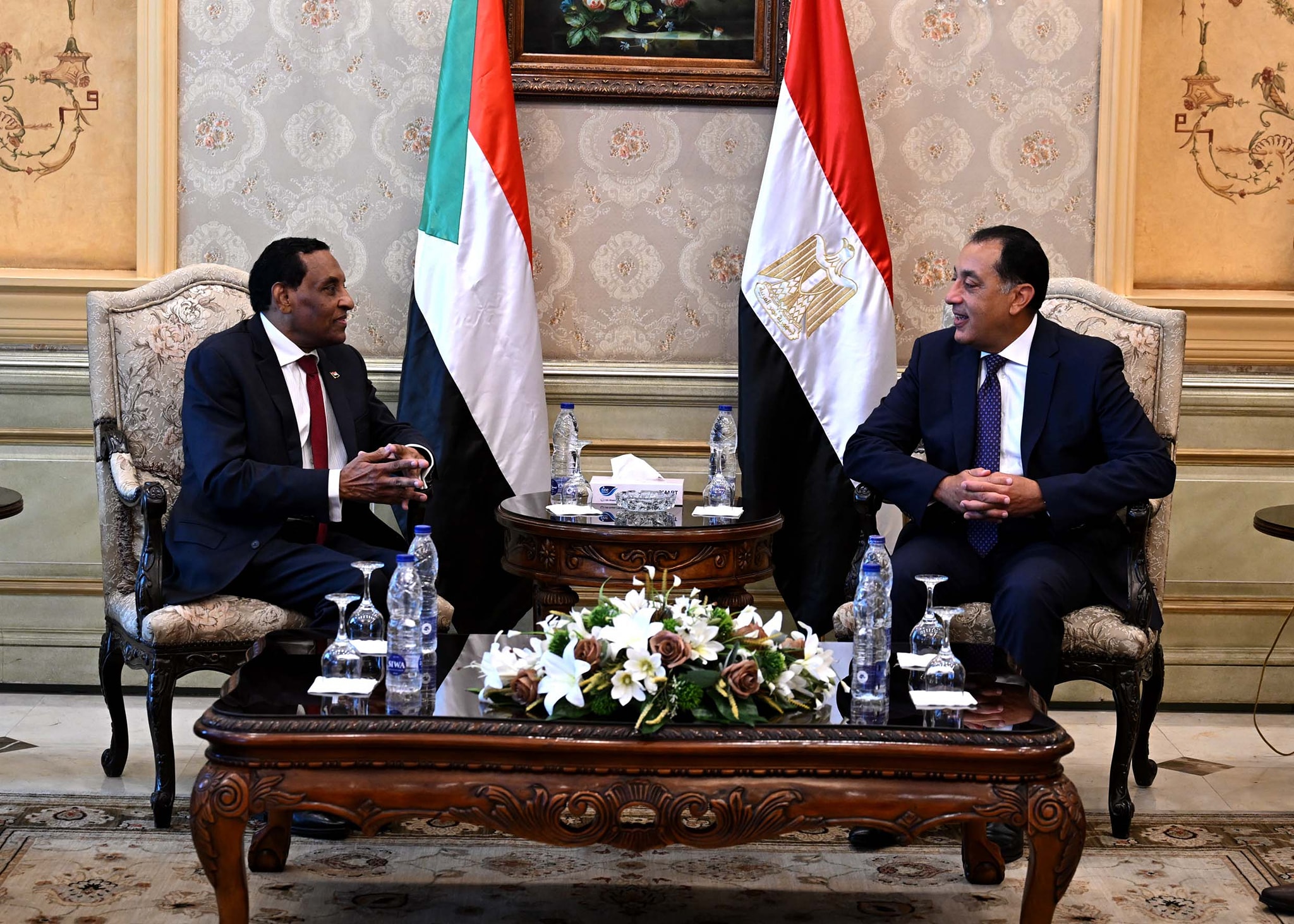 رئيس الوزراء يستقبل نظيره السوداني بمطار القاهرة الدولي