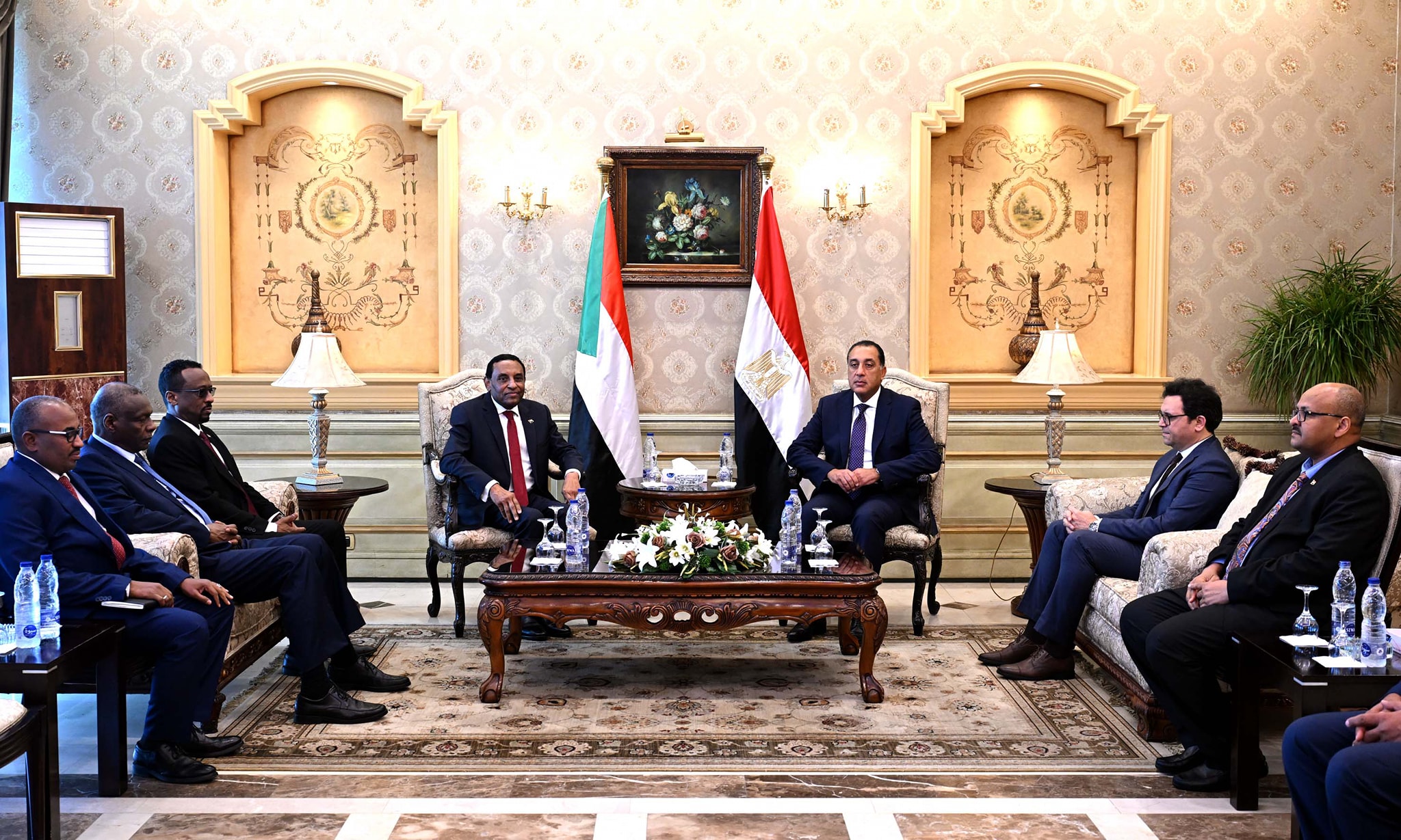 رئيس الوزراء يستقبل نظيره السوداني بمطار القاهرة الدولي