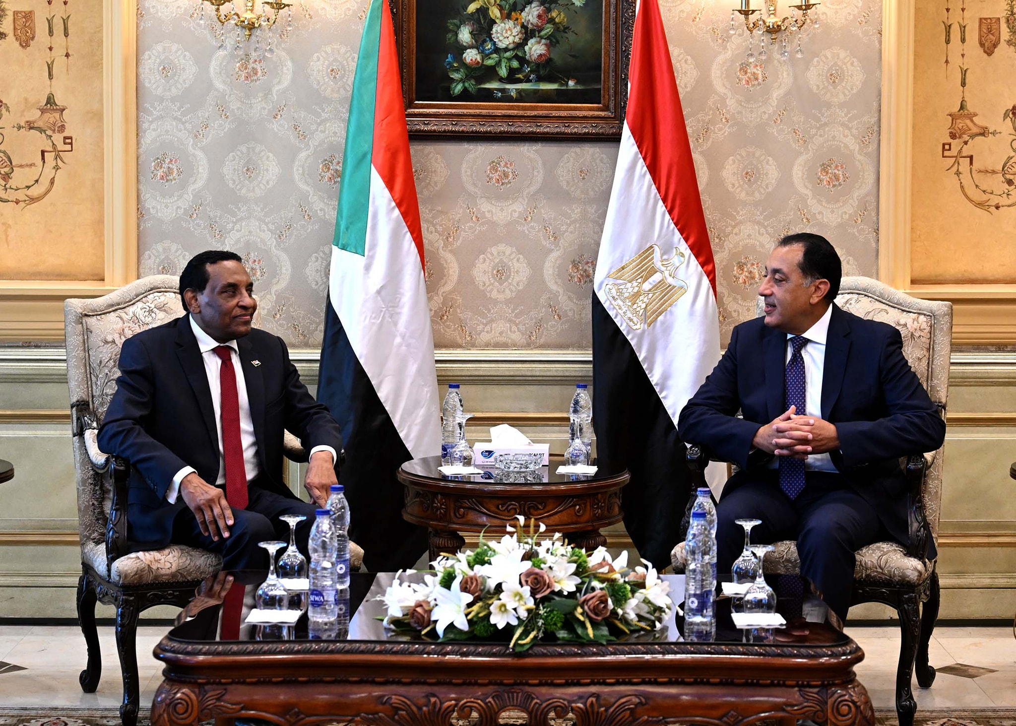 رئيس الوزراء يستقبل نظيره السوداني بمطار القاهرة الدولي