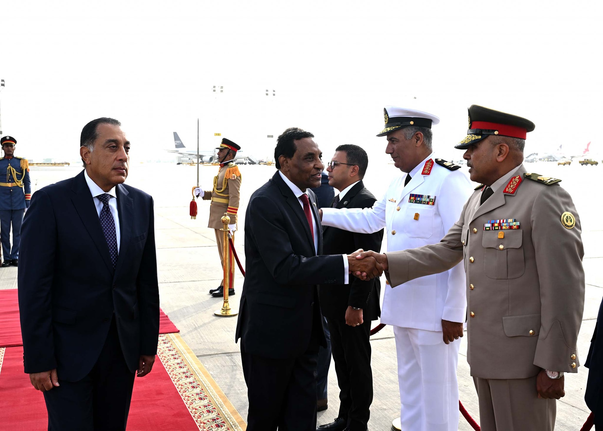 رئيس الوزراء يستقبل نظيره السوداني بمطار القاهرة الدولي
