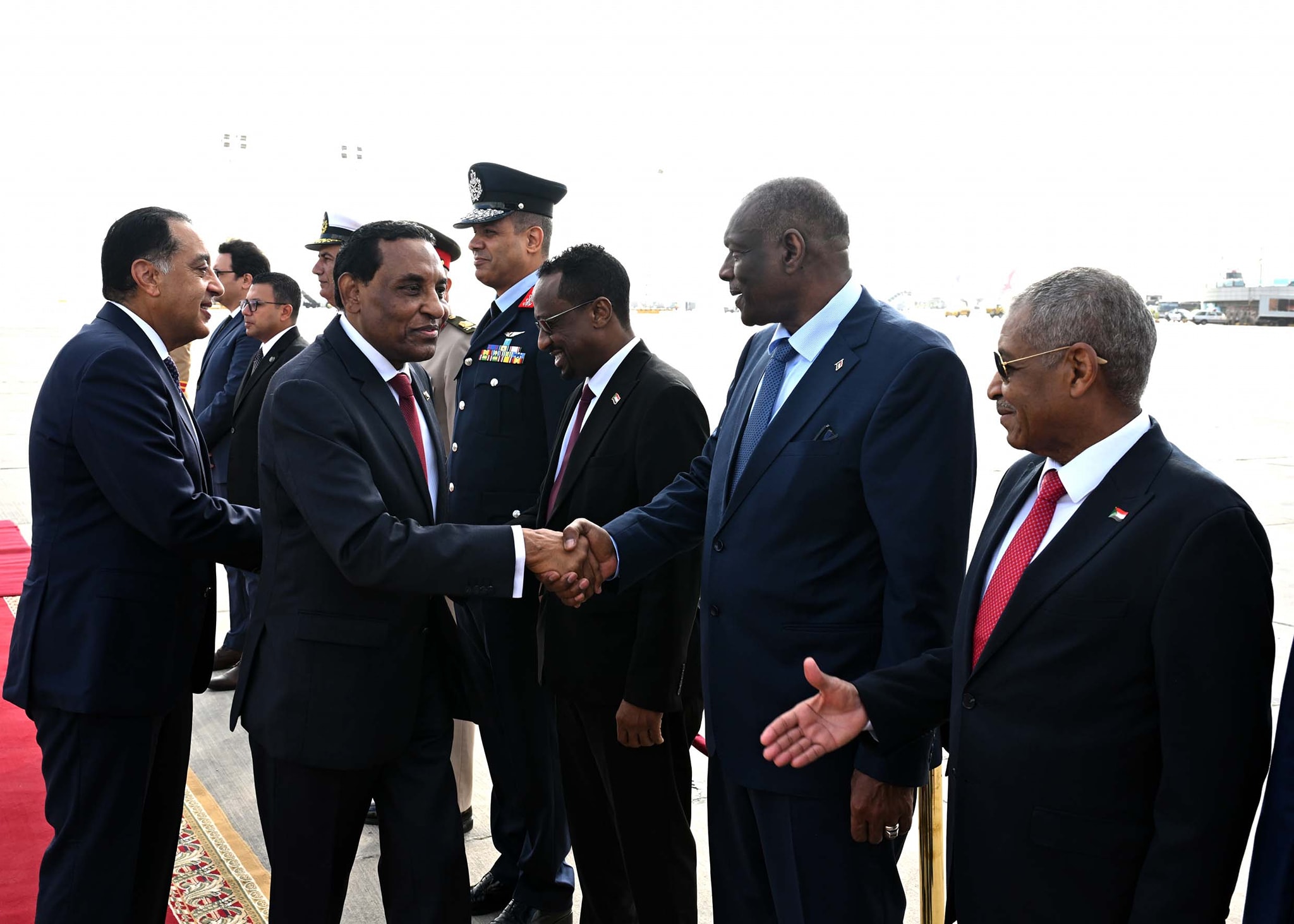 رئيس الوزراء يستقبل نظيره السوداني بمطار القاهرة الدولي