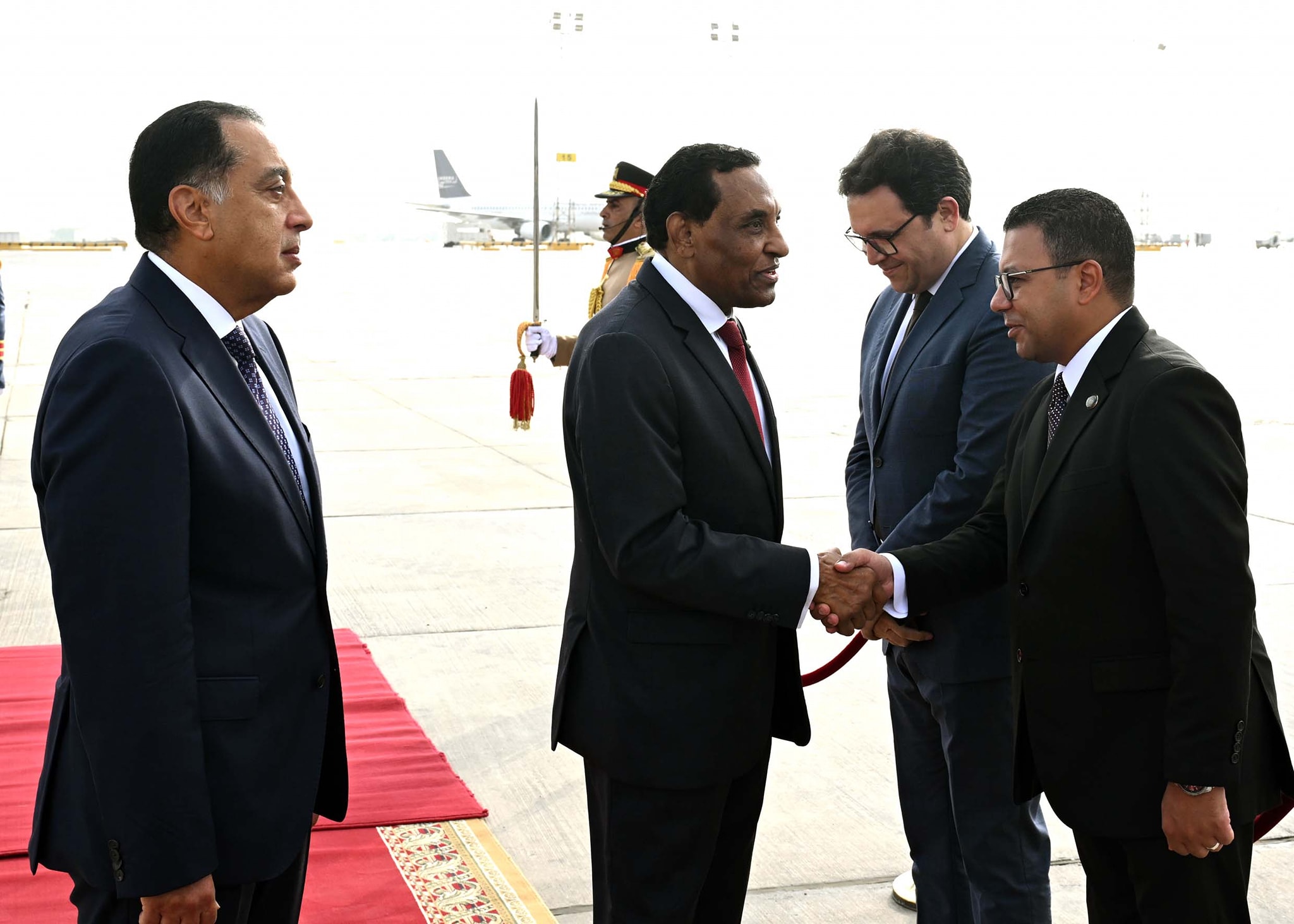 رئيس الوزراء يستقبل نظيره السوداني بمطار القاهرة الدولي