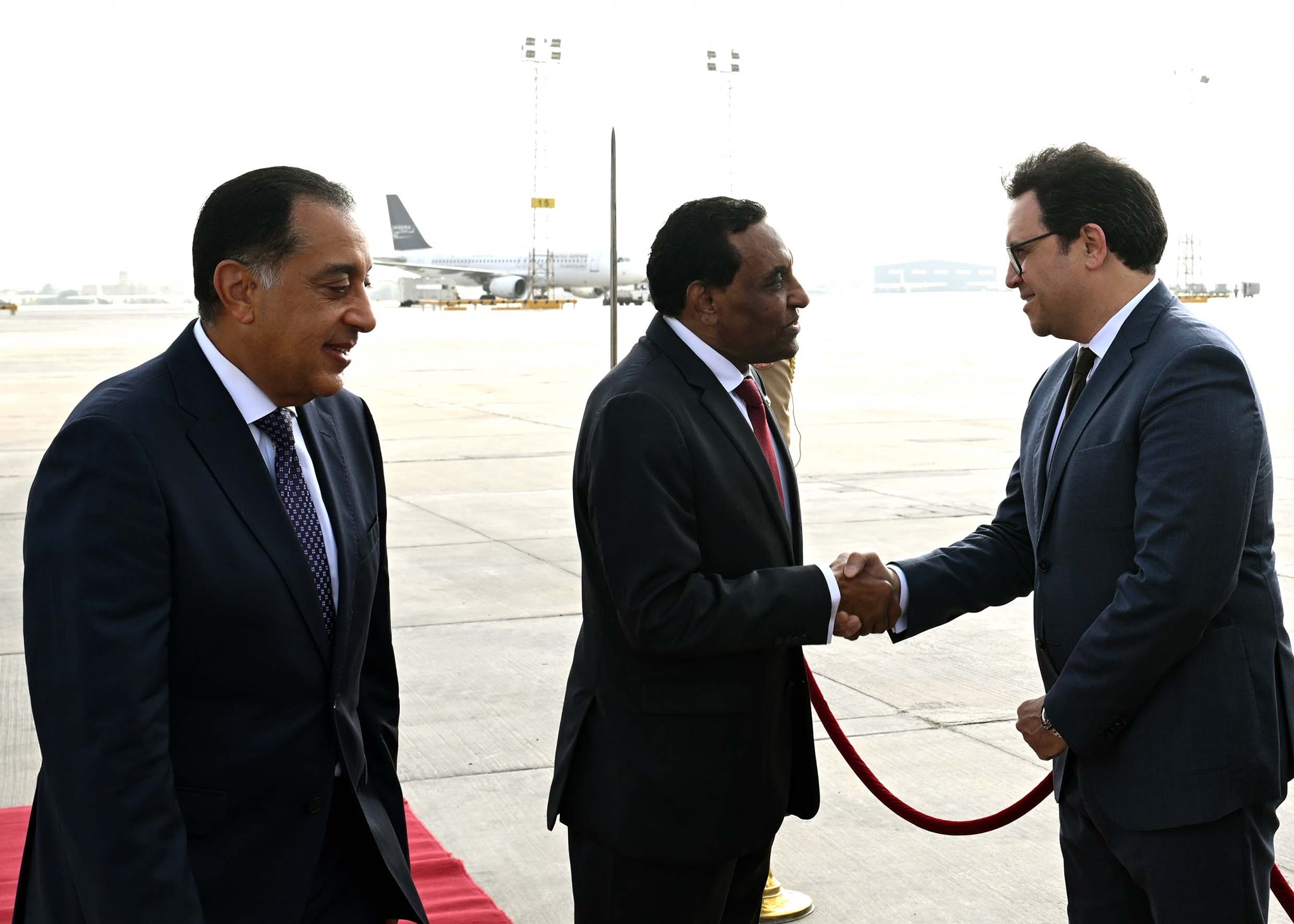 رئيس الوزراء يستقبل نظيره السوداني بمطار القاهرة الدولي