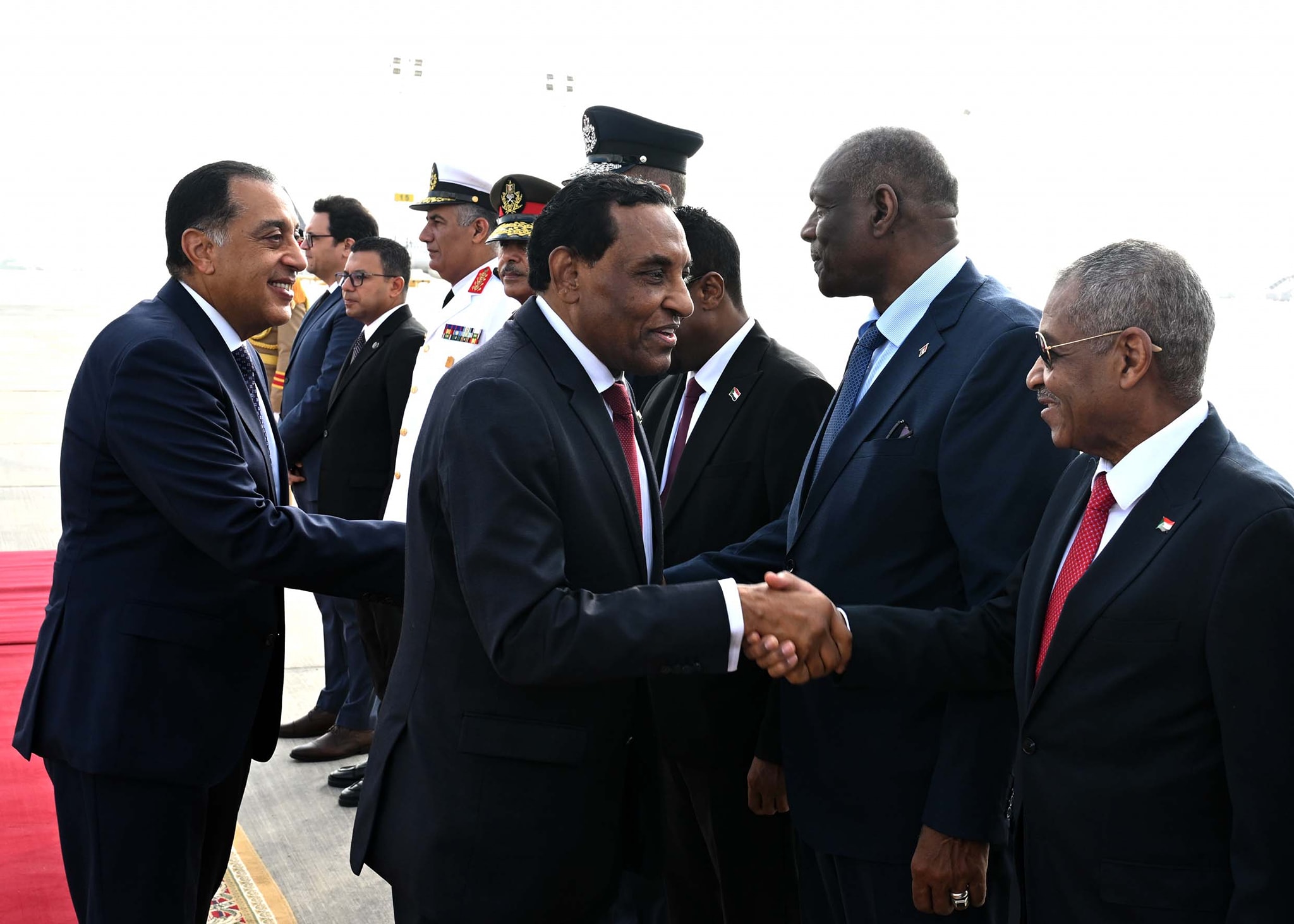 رئيس الوزراء يستقبل نظيره السوداني بمطار القاهرة الدولي