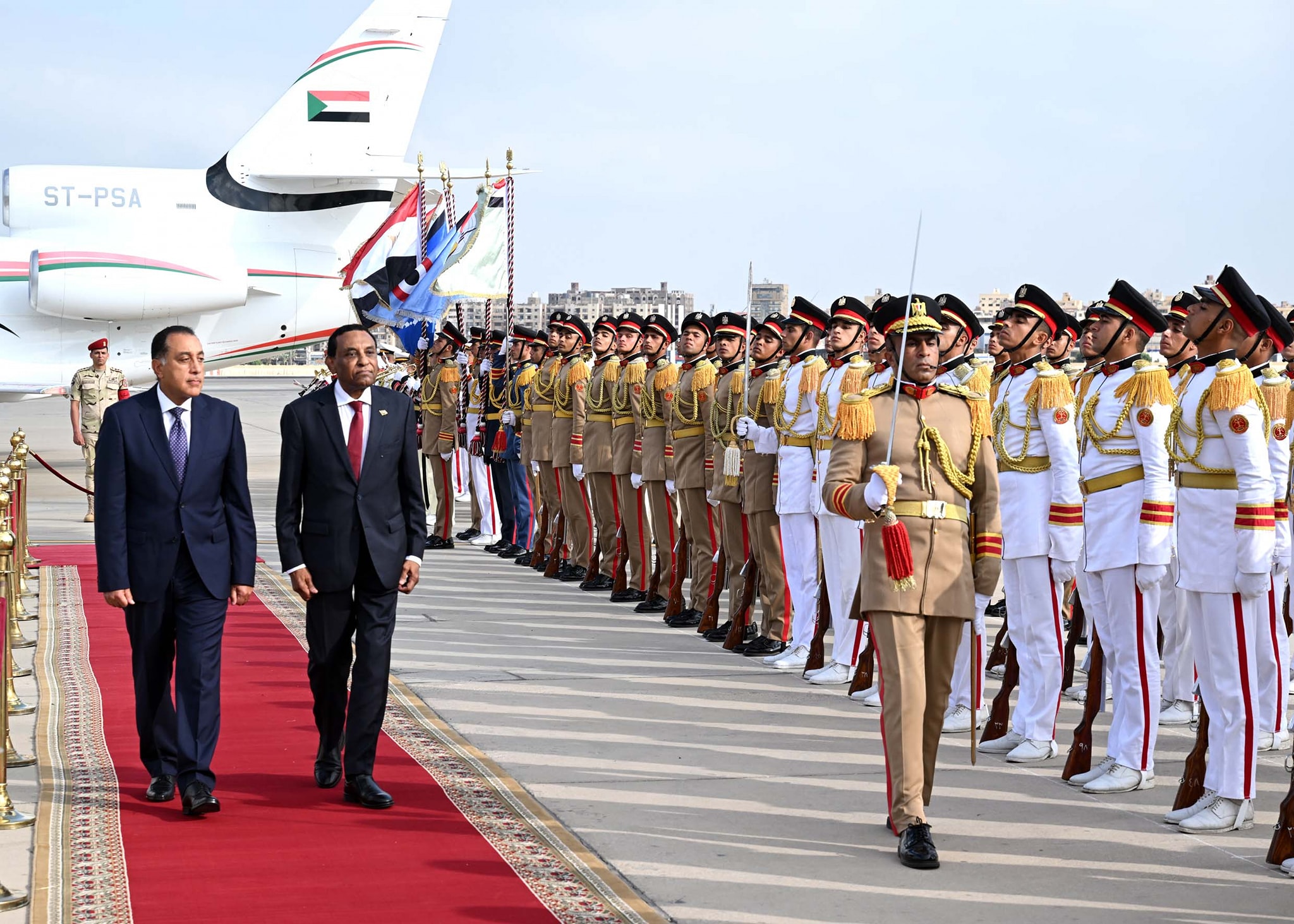 رئيس الوزراء يستقبل نظيره السوداني بمطار القاهرة الدولي