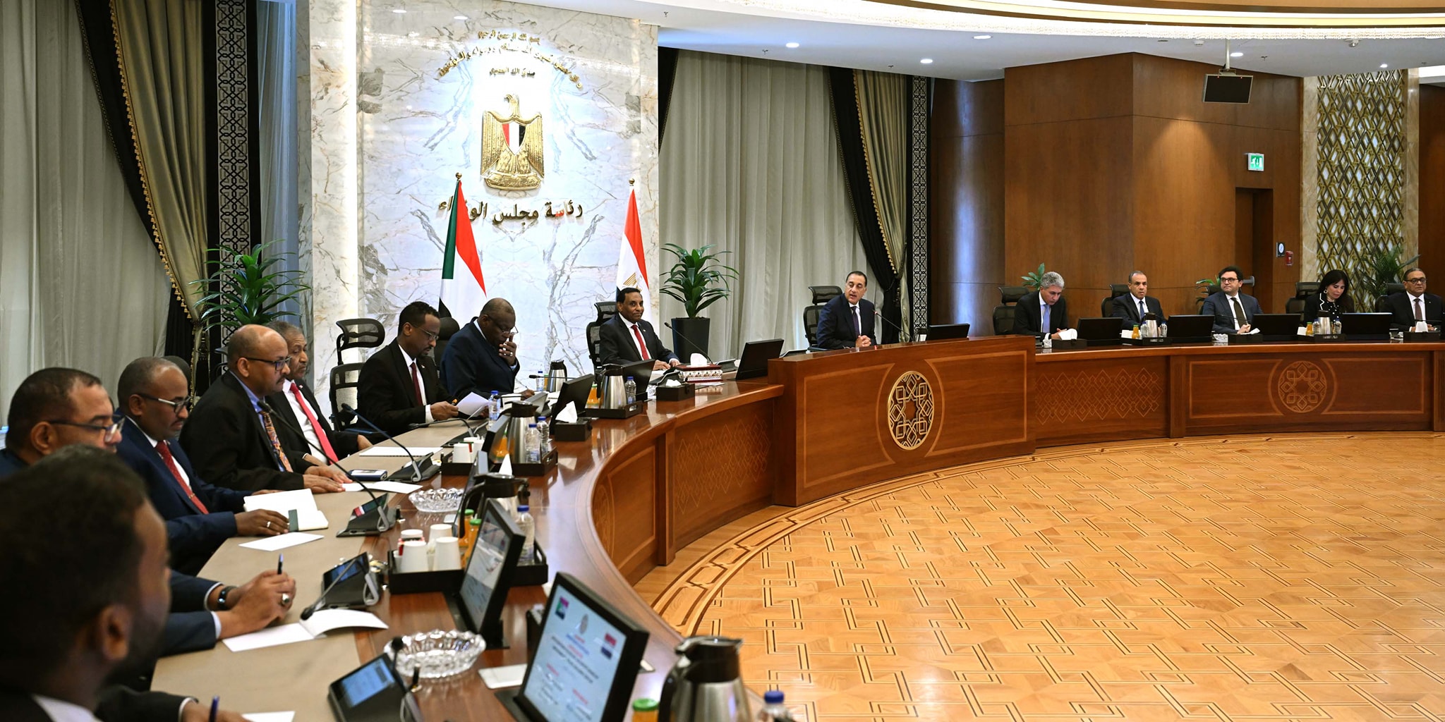 مدبولي وإدريس يعقدان جلسة مباحثات رسمية
