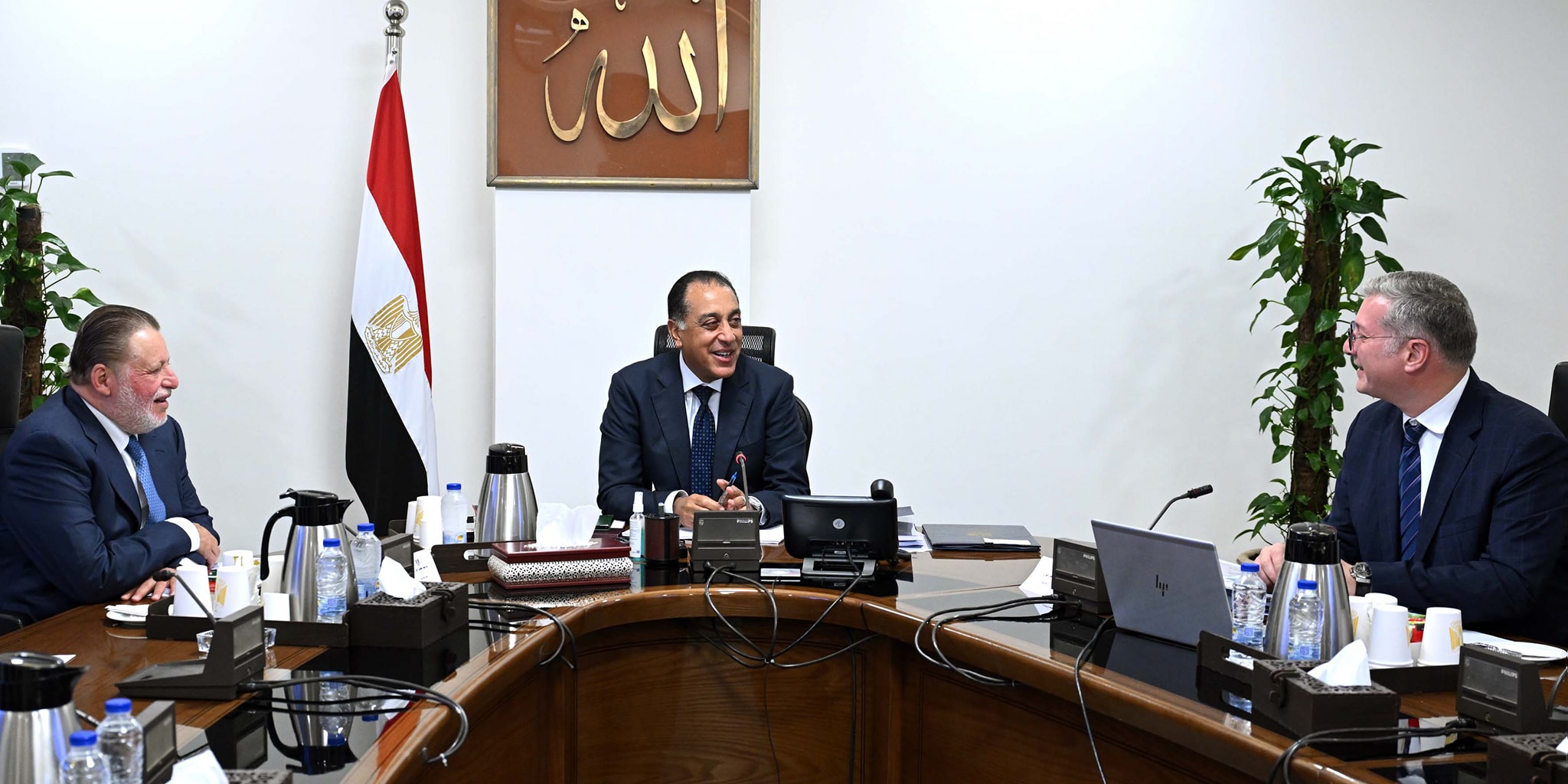 رئيس الوزراء يجتمع مع وزير البترول ومحافظ المركزي