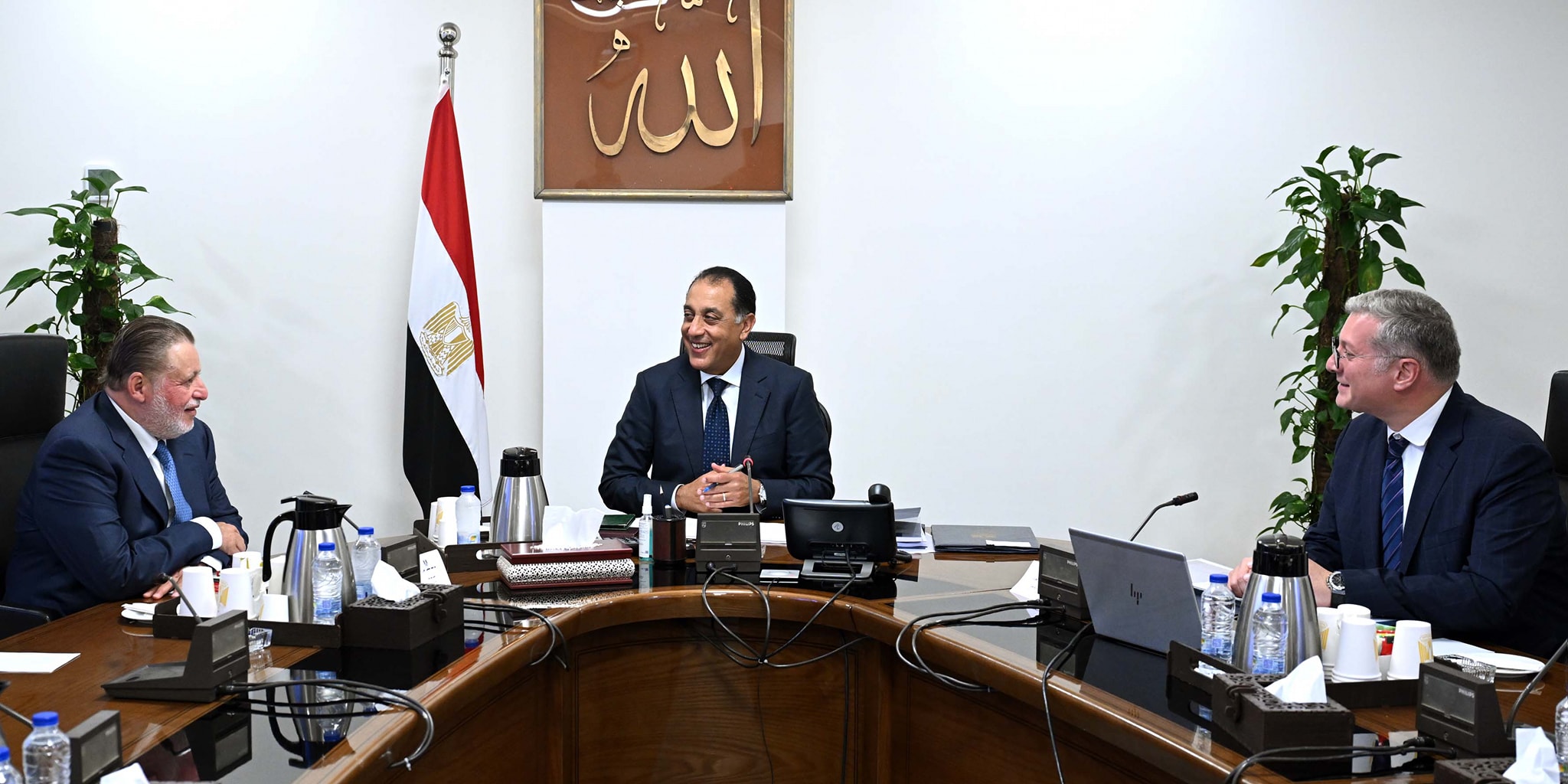 رئيس الوزراء يجتمع مع وزير البترول ومحافظ المركزي