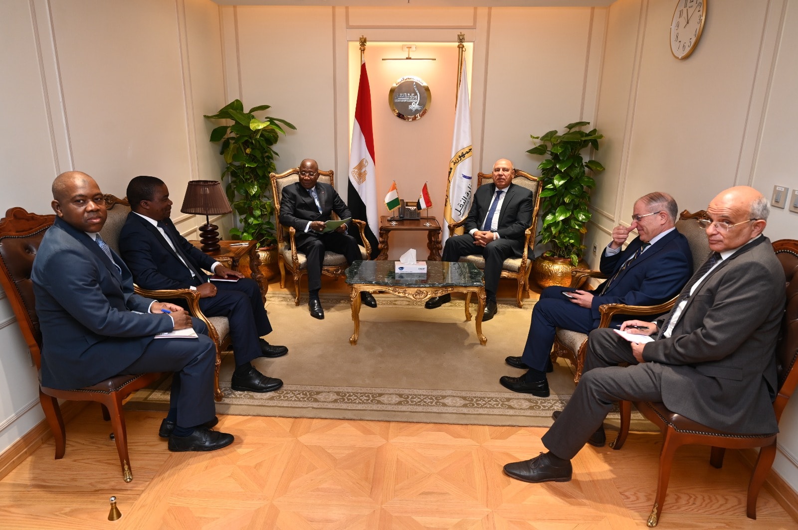 وزير الصناعة والنقل يستقبل وزير الخارجية والتكامل الإفريقي