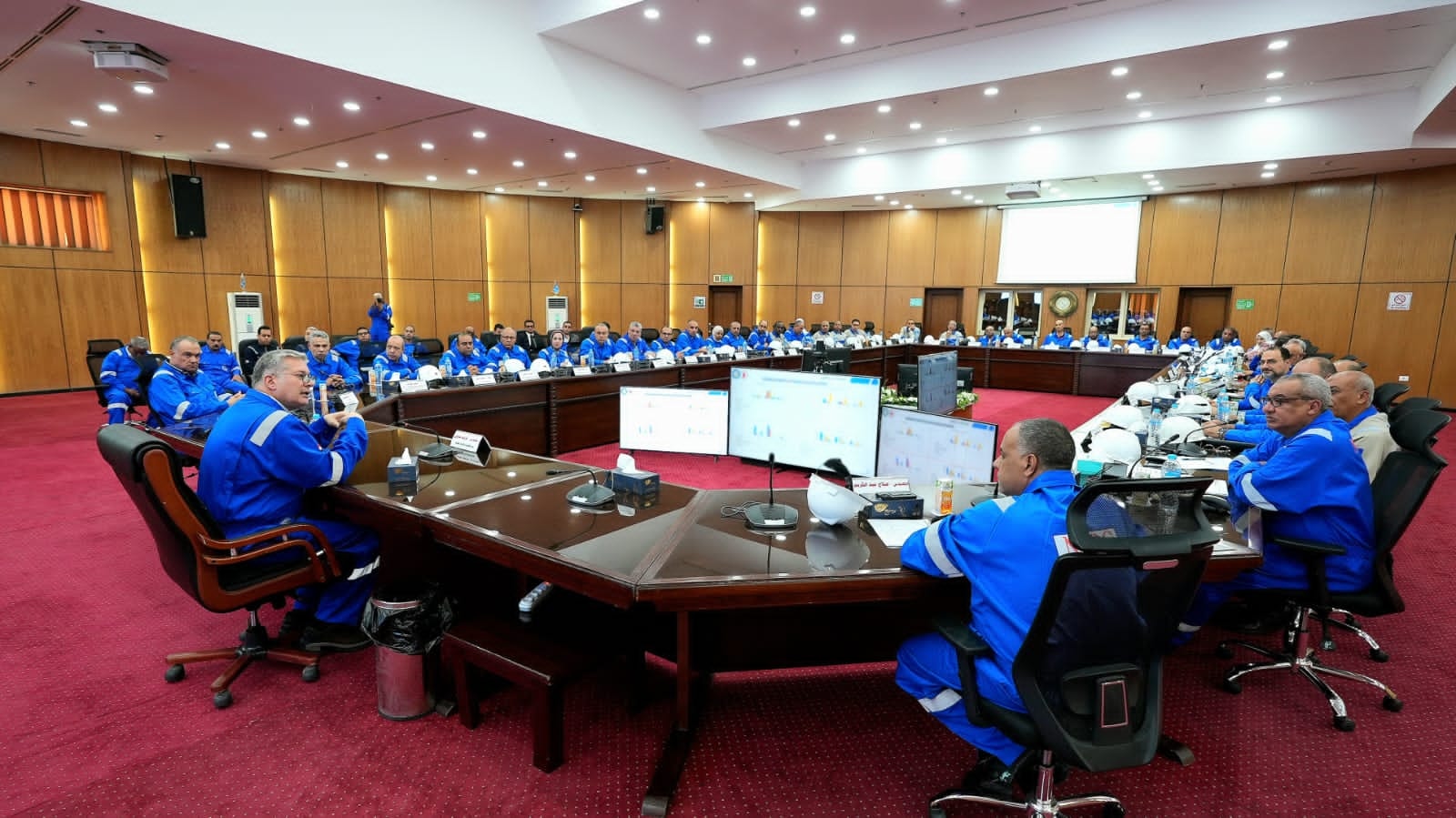 وزير البترول يتفقد مشروعات زيادة الإنتاج بمعامل تكرير البترول