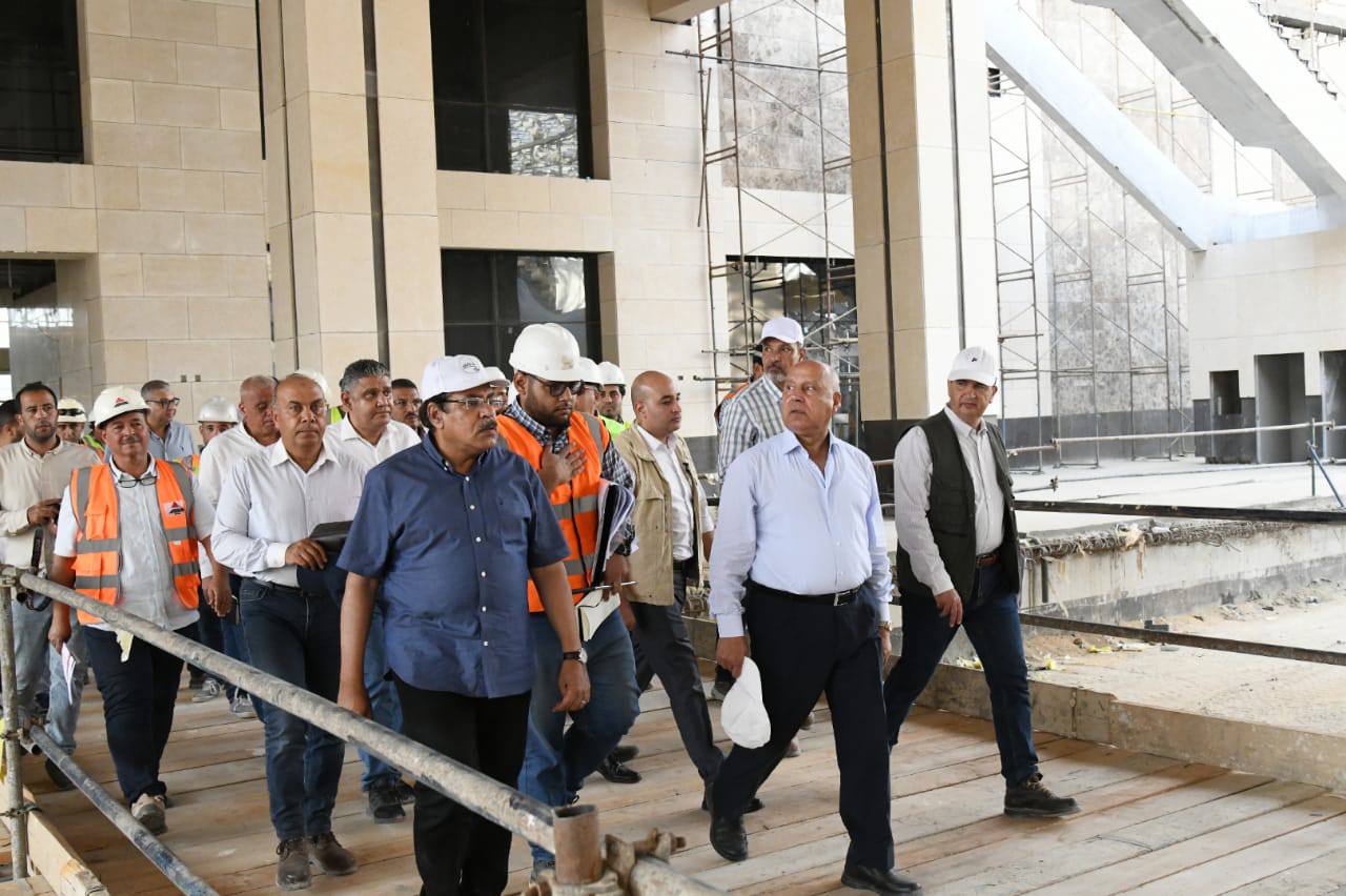 وزير النقل يتابع التشطيبات النهائية لمحطات الخط الأول بشبكة القطار الكهربائي السريع