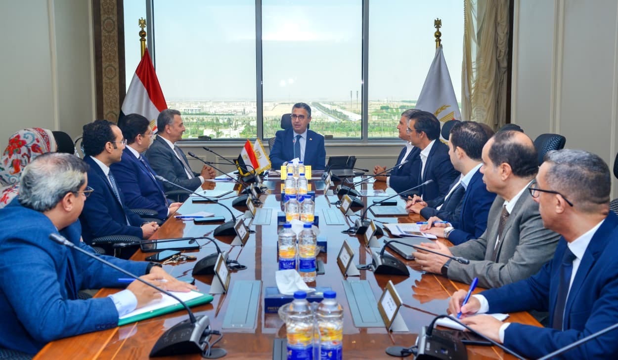 وزير التموين يجتمع مع مجموعة حسن علام القابضة