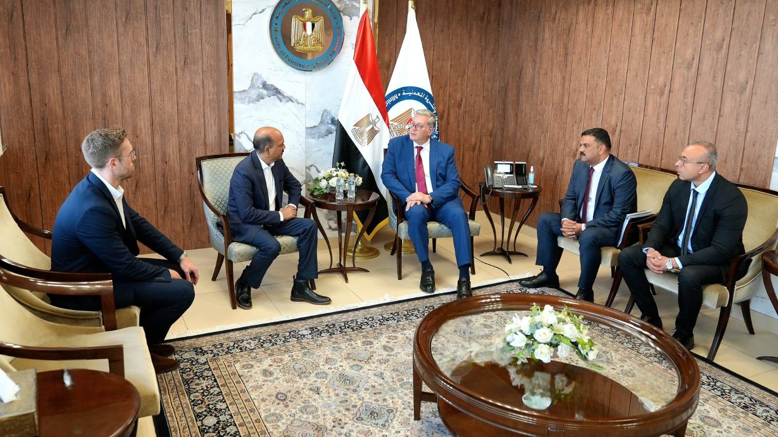 وزير البترول مع نائب رئيس شركة إنترناشوينال ريسورسز هولدنج
