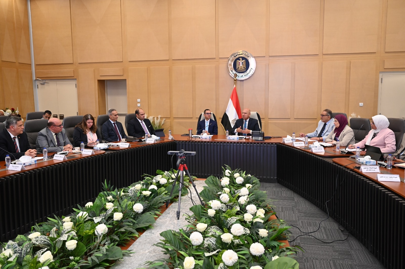 وزيرا الصناعة والاستثمار يجتمعان مع مصنعي الأسمنت
