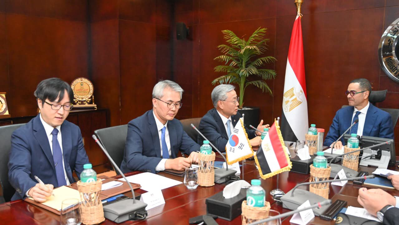 وزير الاستثمار يستقبل سفير دولة كوريا الجنوبية