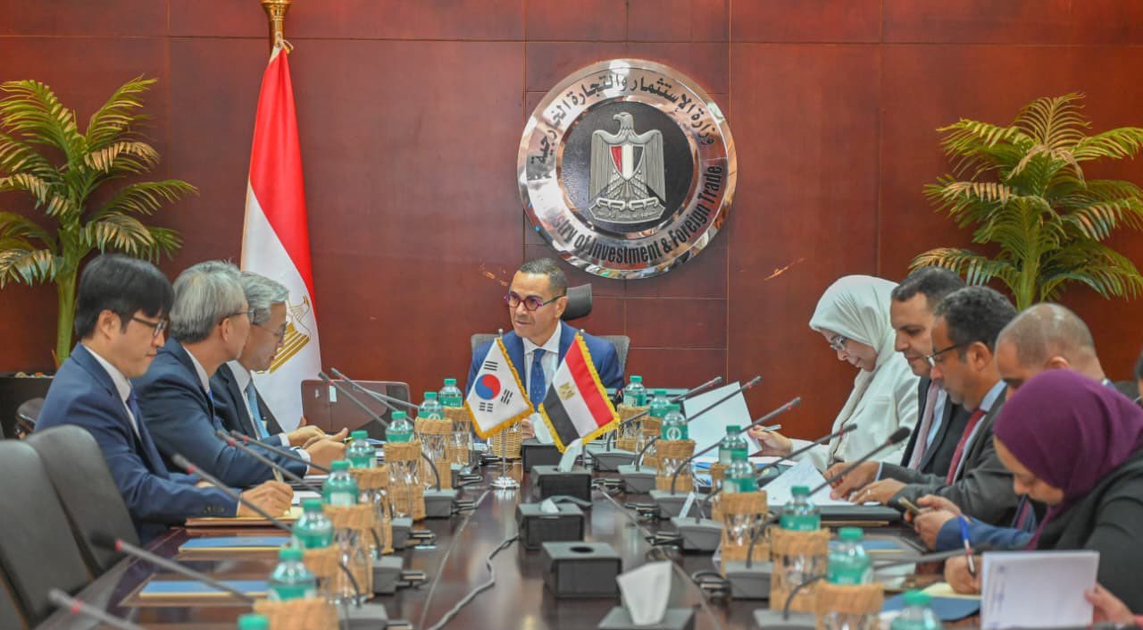 وزير الاستثمار يستقبل سفير دولة كوريا الجنوبية