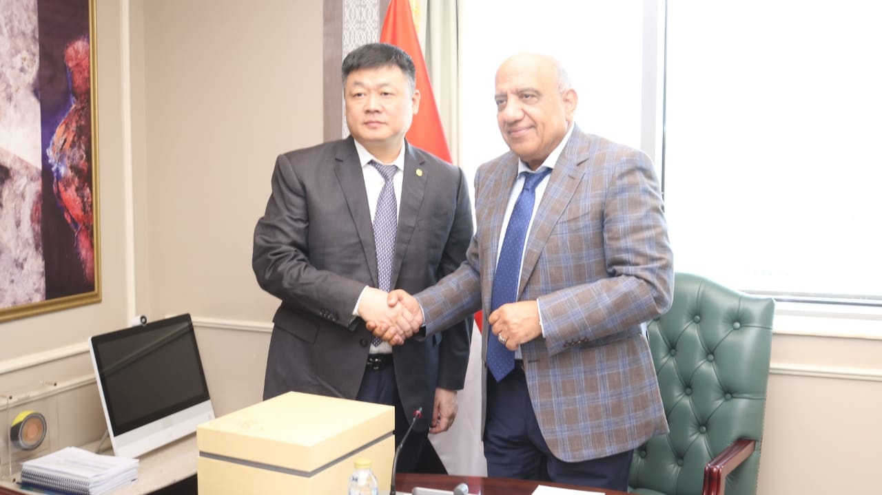 وزير الكهرباء يجتمع مع المدير التنفيذي شركة تشاينا إنيرجي