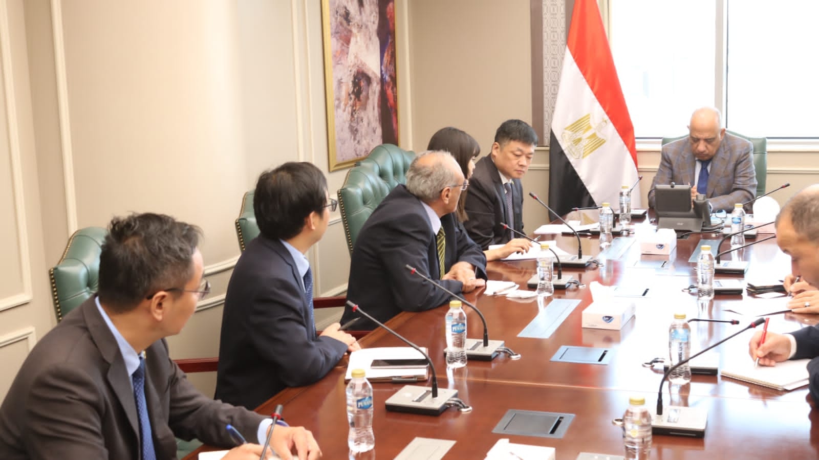 وزير الكهرباء يجتمع مع المدير التنفيذي شركة تشاينا إنيرجي