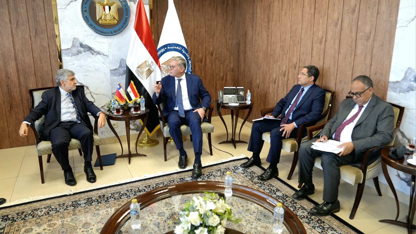 وزير البترول يستقبل سفير تشيلي