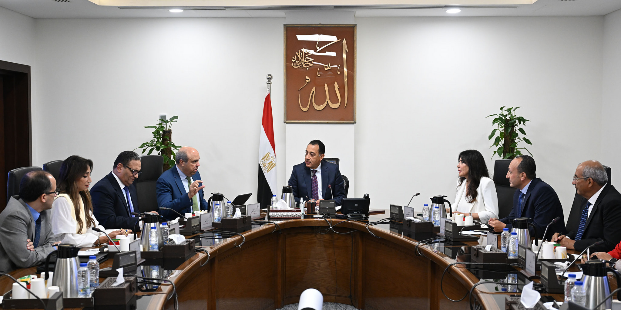 رئيس الوزراء يتابع الموقف التنفيذي لمشروع مبنى 4 بمطار القاهرة الدولي