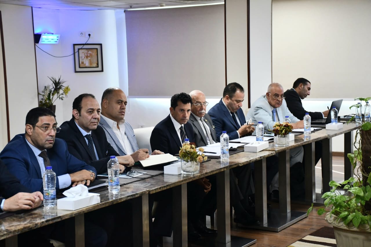 اجتماع وزير الرياضة مع مسئولي الشؤون القانونية بالأندية