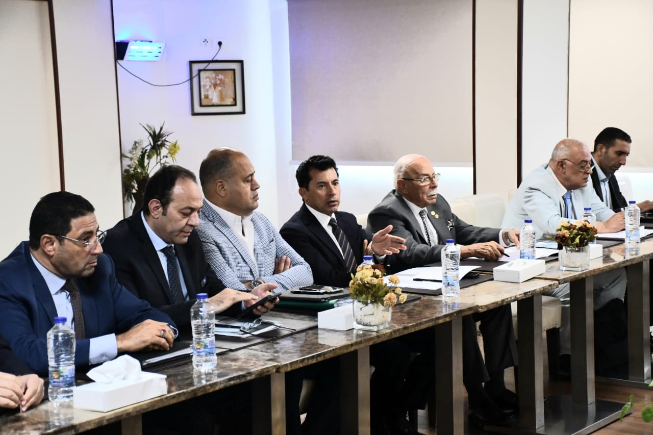 اجتماع وزير الرياضة مع مسئولي الشؤون القانونية بالأندية