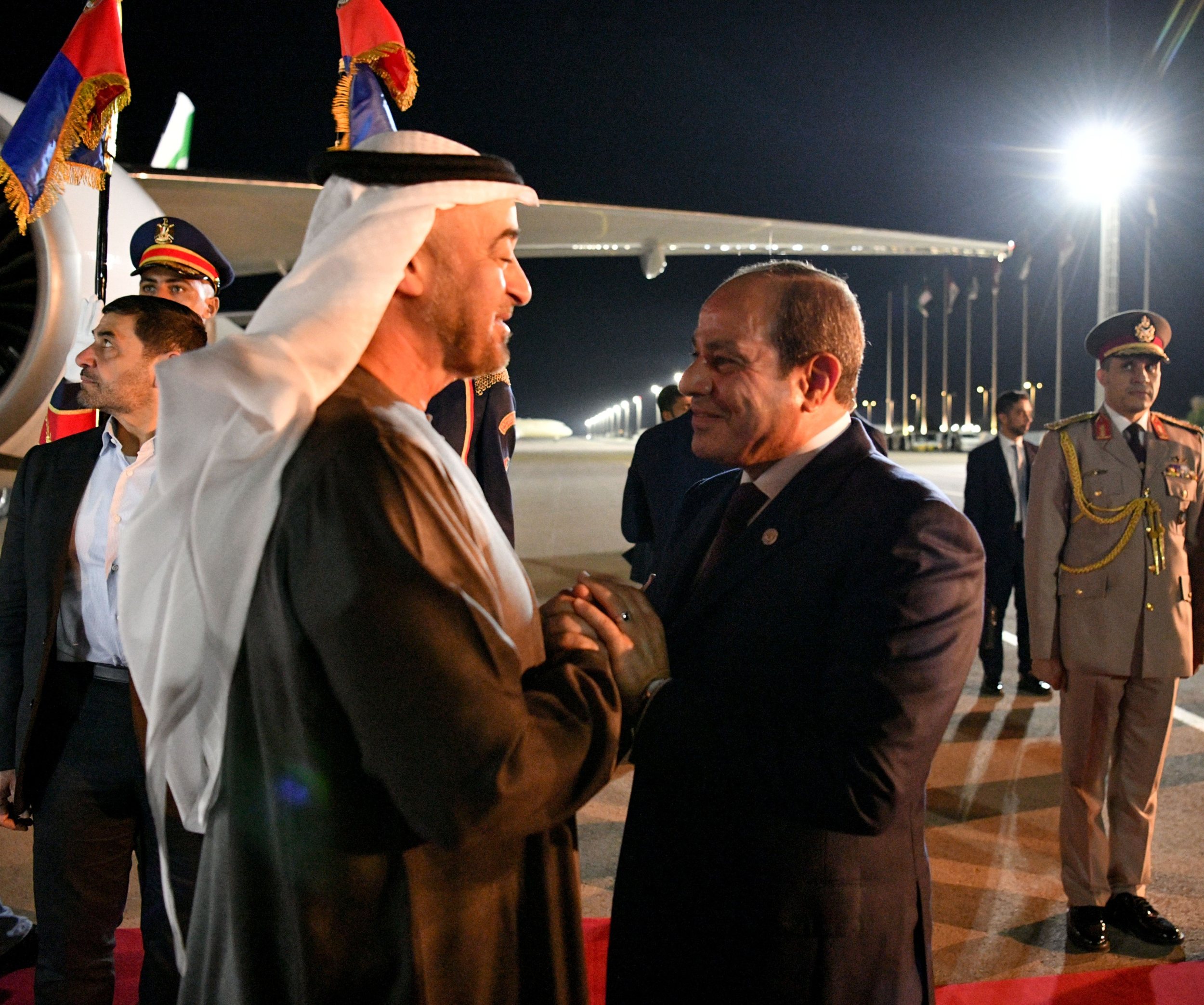 السيسي يستقبل رئيس دولة الإمارات فى مطار العلمين