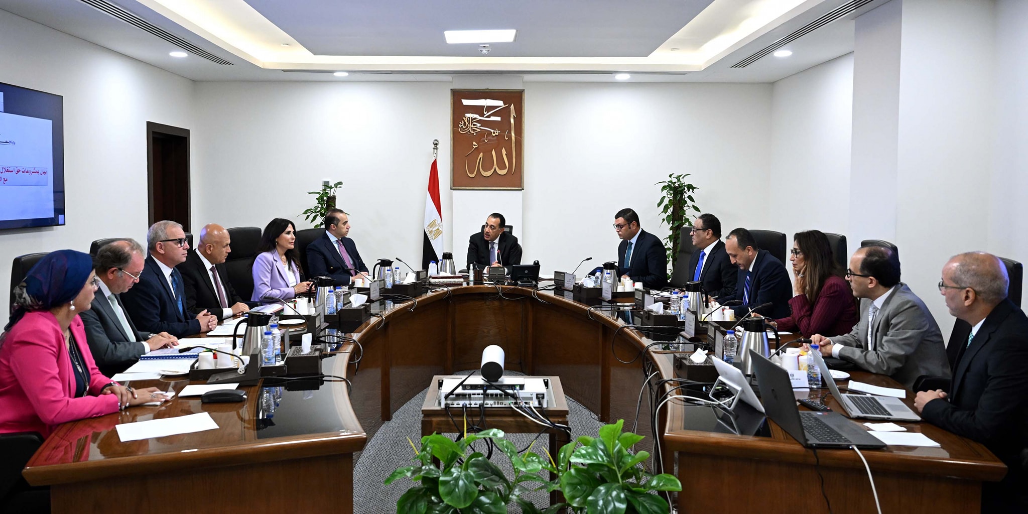 رئيس الوزراء يتابع تنفيذ مشروعات الكهرباء بالمدن الجديدة