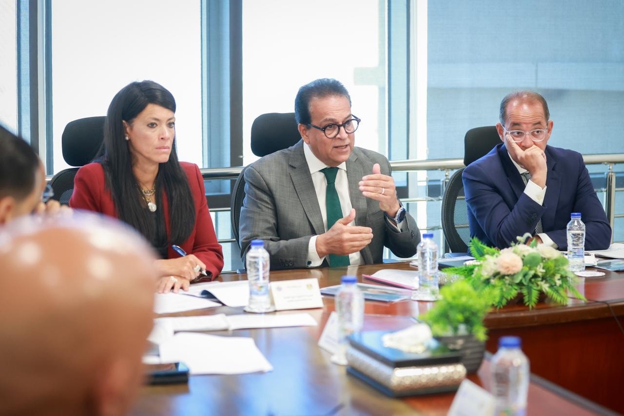 وزير الصحة يجتمع مع ممثلي الشركة العربية للصناعات الدوائية