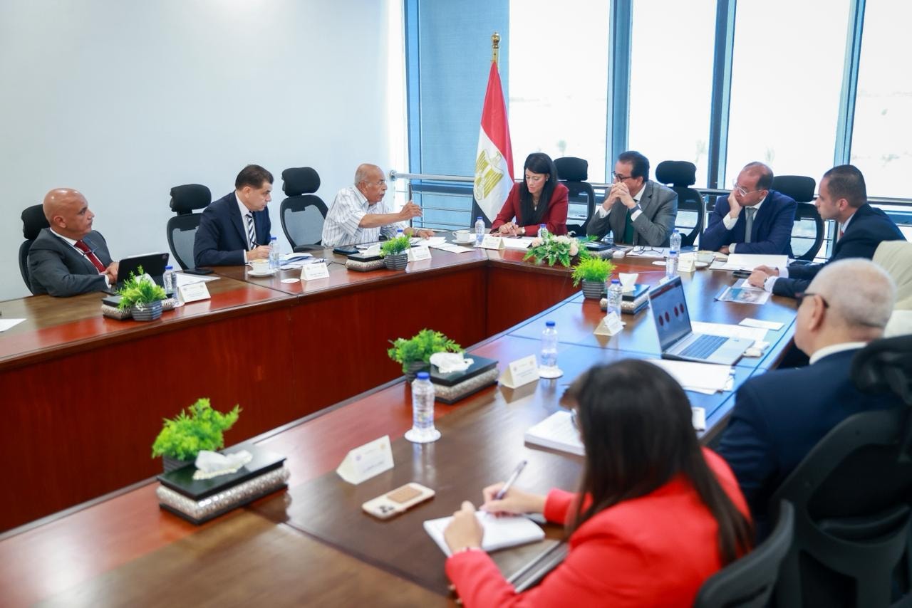 وزير الصحة يجتمع مع ممثلي الشركة العربية للصناعات الدوائية