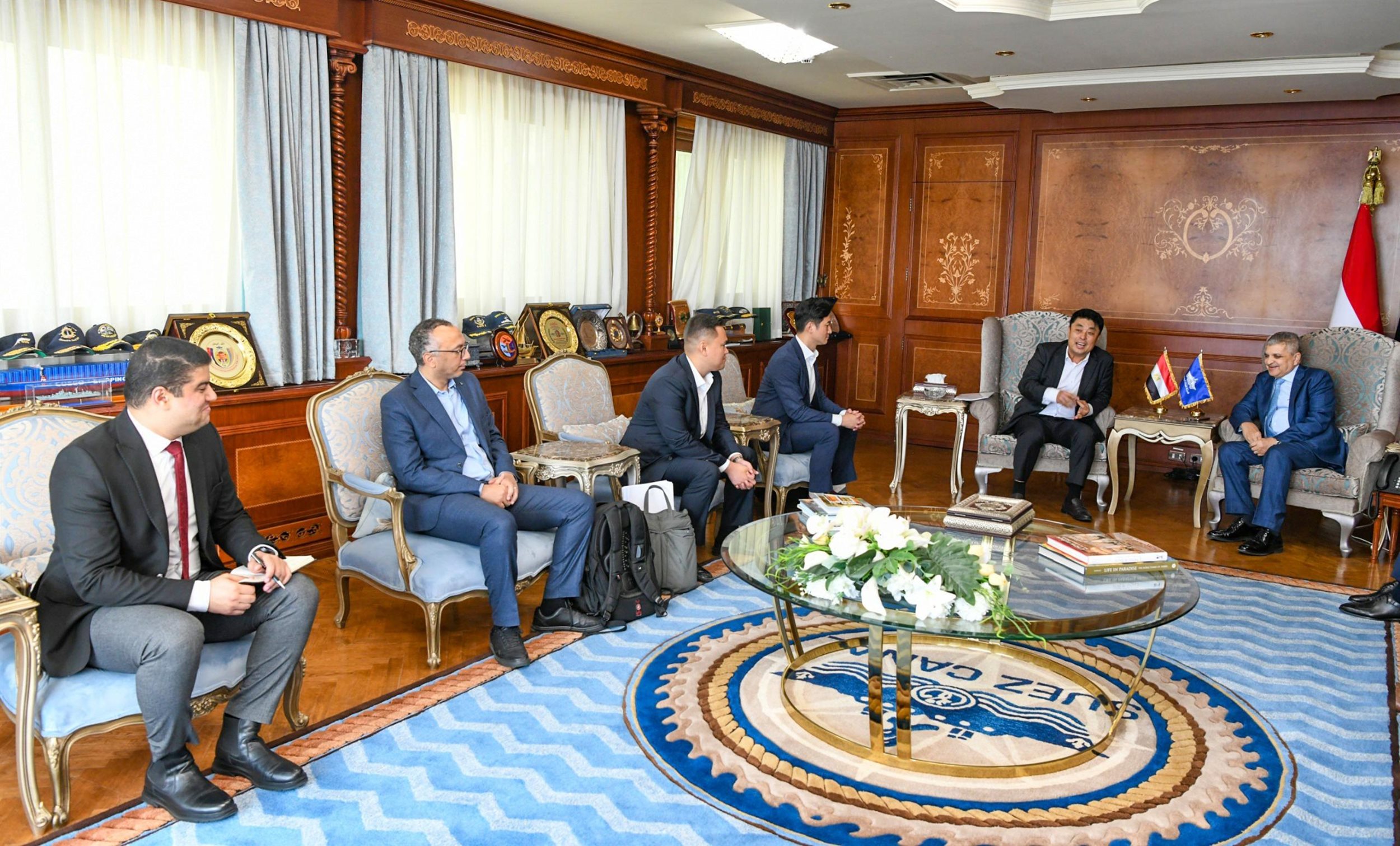 الفريق أسامة ربيع يجتمع مع رئيس شركة هيونداي كوربوريشن