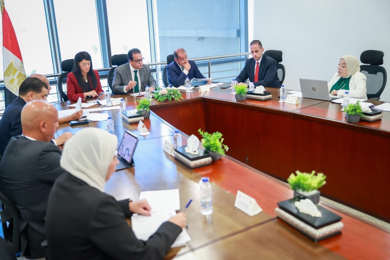 وزير الصحة يجتمع مع ممثلي الشركة العربية للصناعات الدوائية