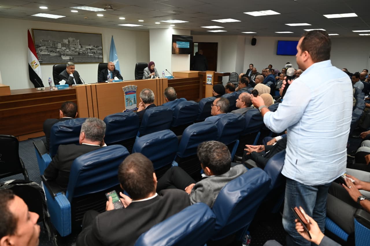 الوزير يجتمع مع المستثمرين الصناعيين