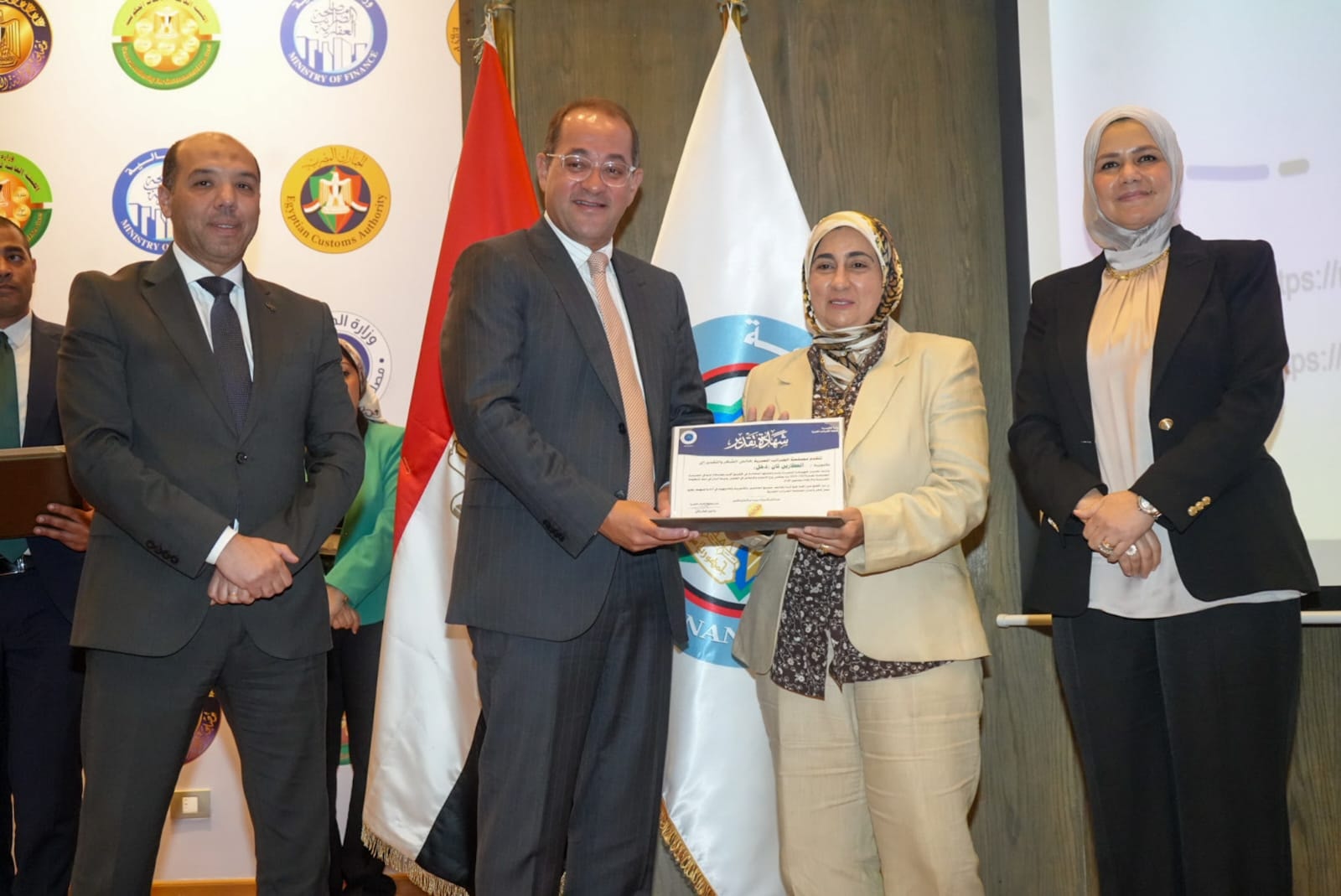 وزير المالية يكرم 6 مأموريات ضريبية