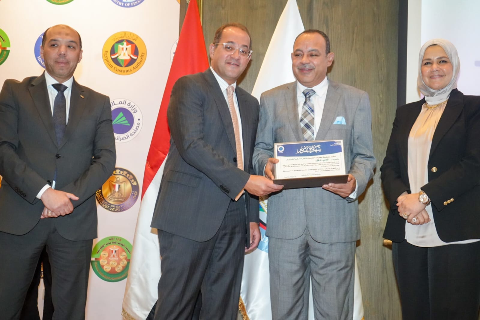 وزير المالية يكرم 6 مأموريات ضريبية