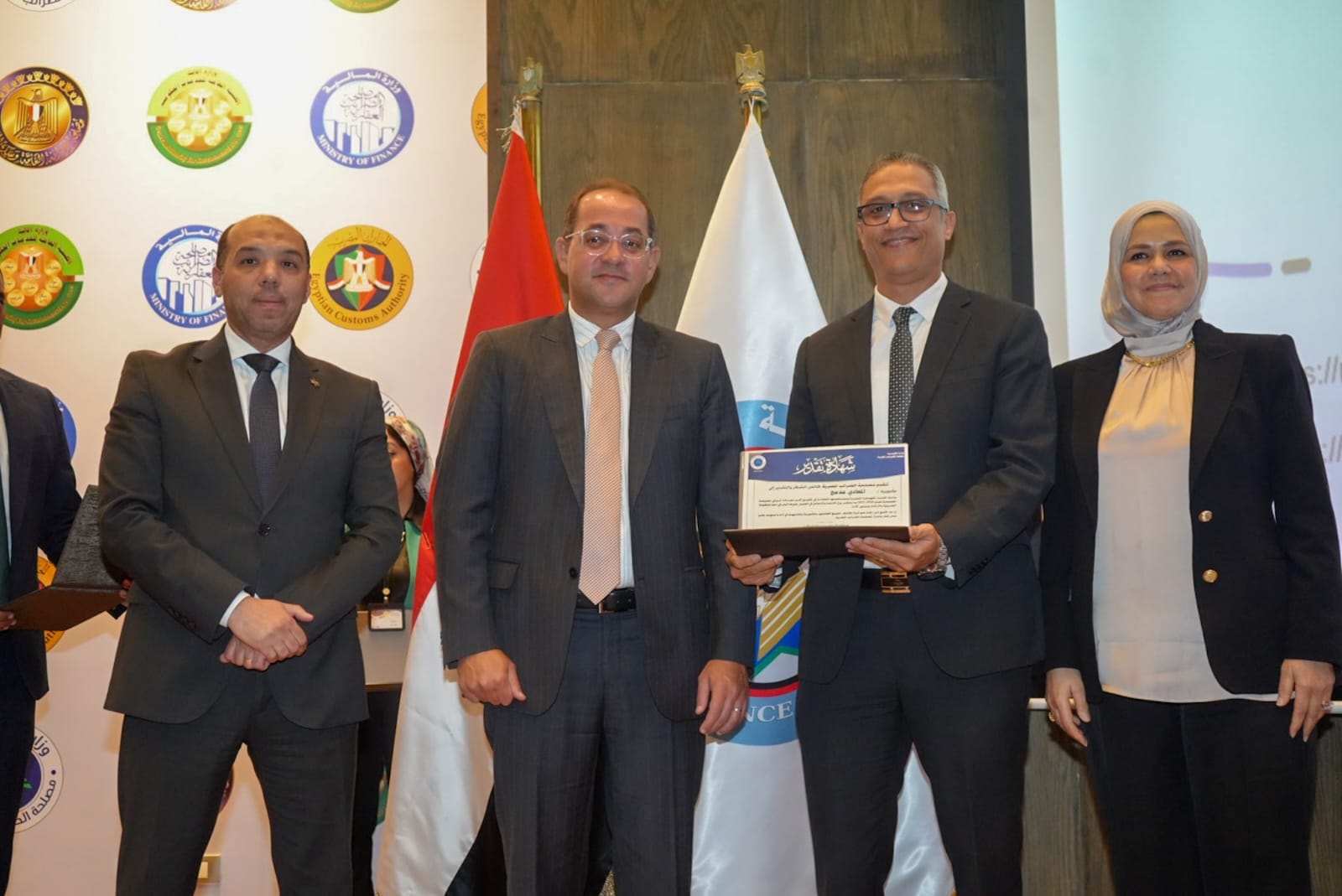 وزير المالية يكرم 6 مأموريات ضريبية