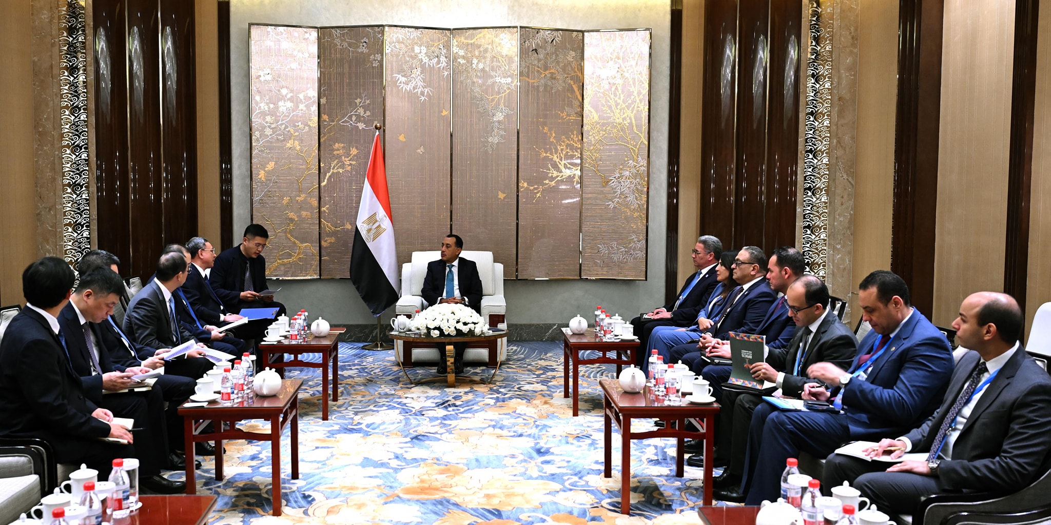 رئيس الوزراء يلتقي رئيس شركة هندسة الطاقة الصينية