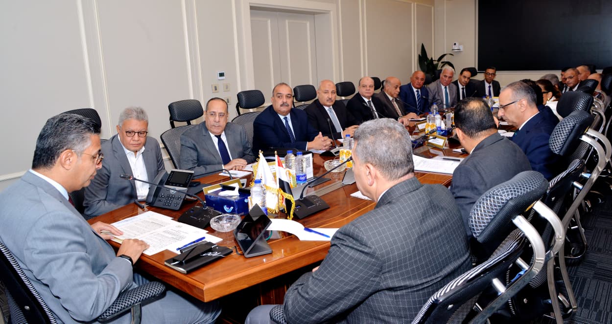 وزير التموين يجتمع مع قيادات الشركة القابضة للصناعات الغذائية