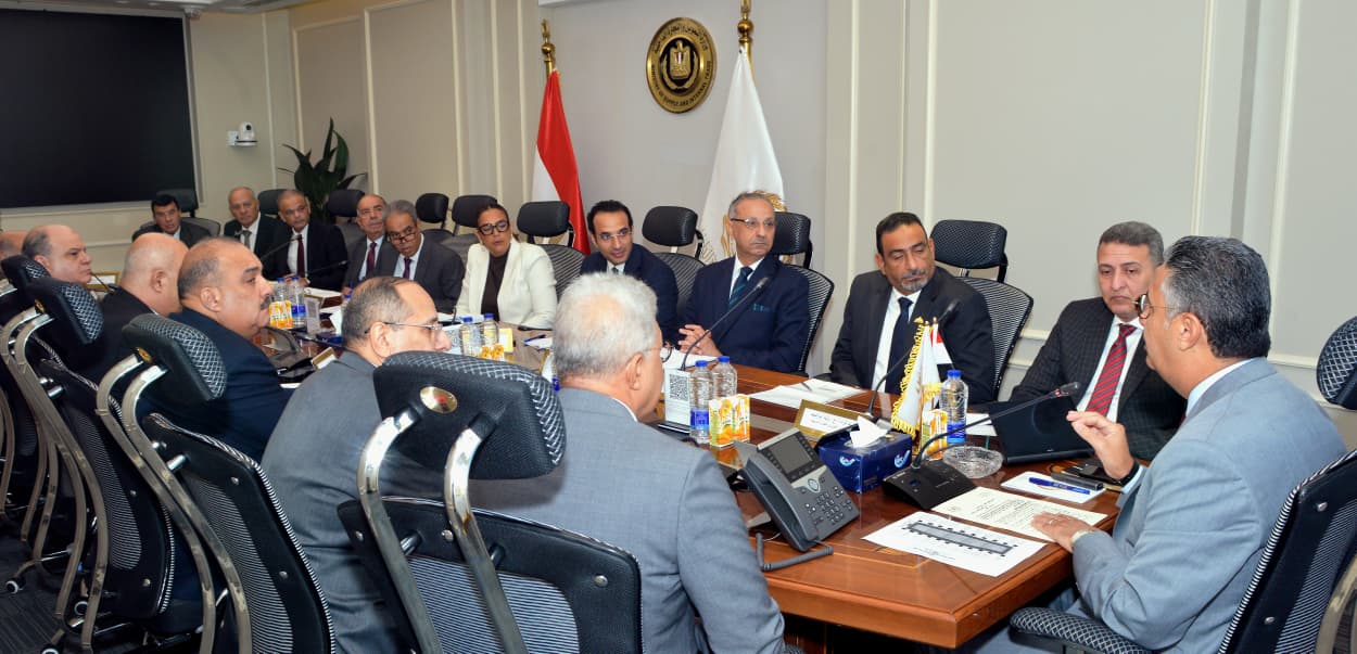وزير التموين يجتمع مع قيادات الشركة القابضة للصناعات الغذائية