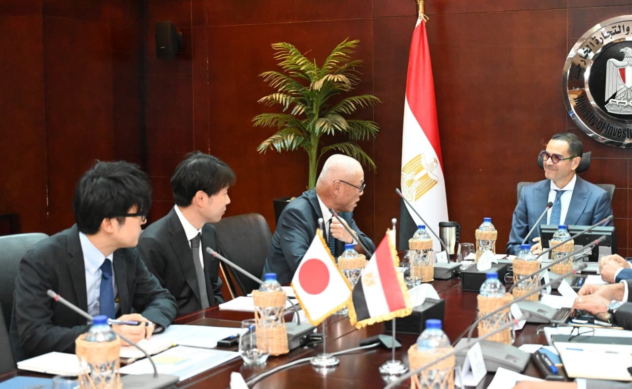 وزير الاستثمار والتجارة الخارجية في اجتماع مع السفير الياباني