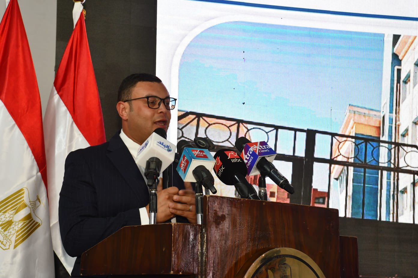 وزير الإسكان يسلم عددا من عقود وحدات سكن لكل المصريين
